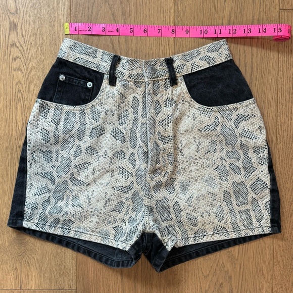 EUC VINTAGE 90s JORDACHE High Waisted Denim Shorts - Black & Snakeskin - Size 25 - Picture 5 of 9